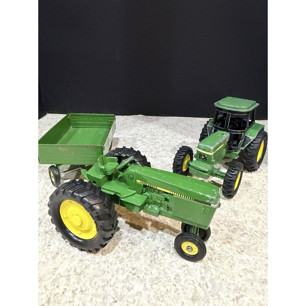 ERTL John Deere Vintage Farm Toy Lot — 3140 Cab Tractor w/tractor and wagon 1/16